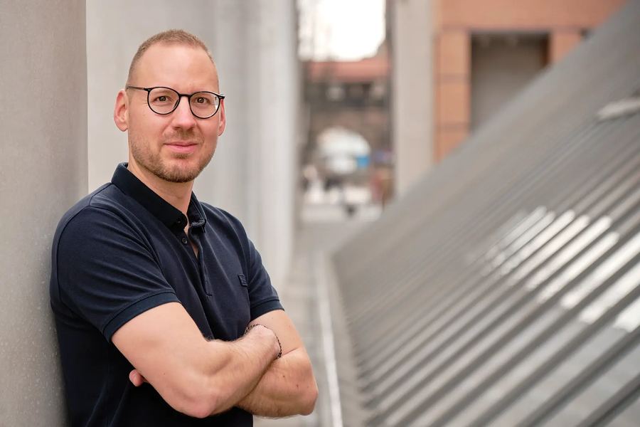 Business-Portrait vor neutralem Hintergrund