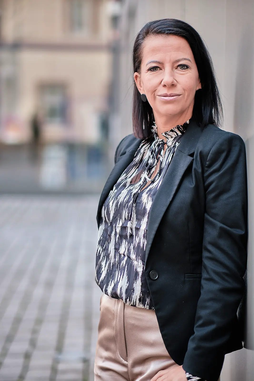 Business-Portrait vor unscharfem Hintergrund