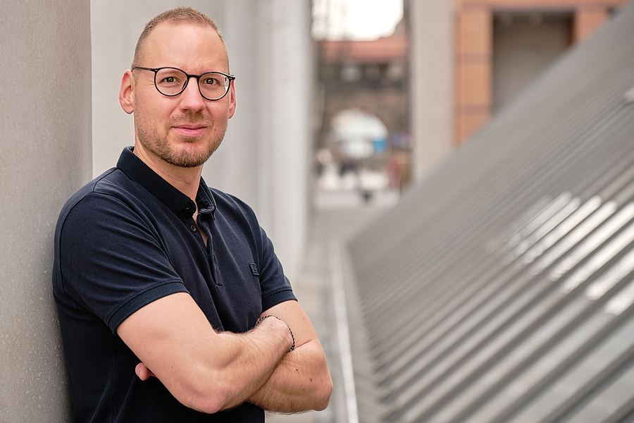 Mitarbeiter am Arbeitsplatz in der Werkstatt