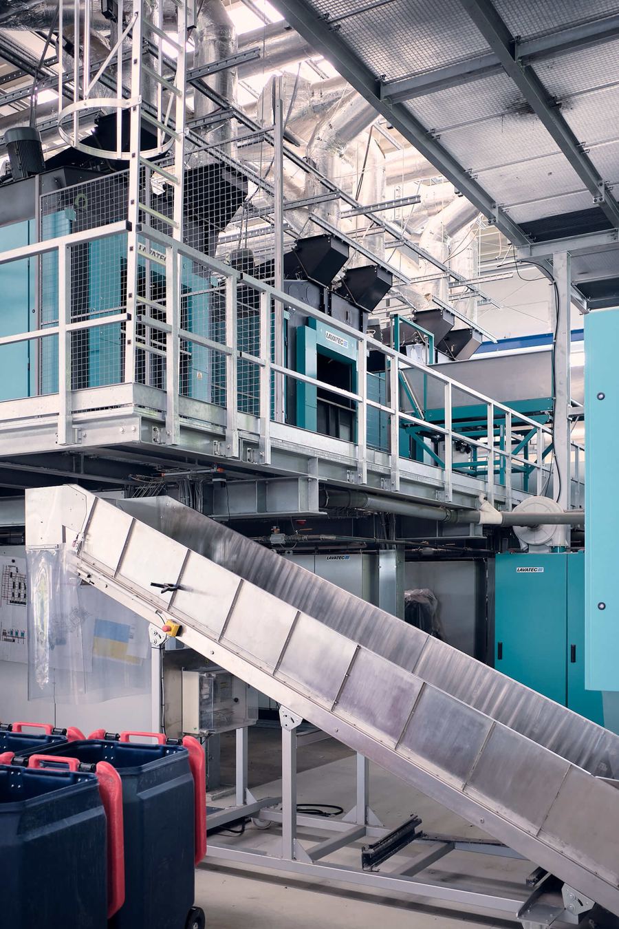 Industrieanlage in einer Produktionshalle